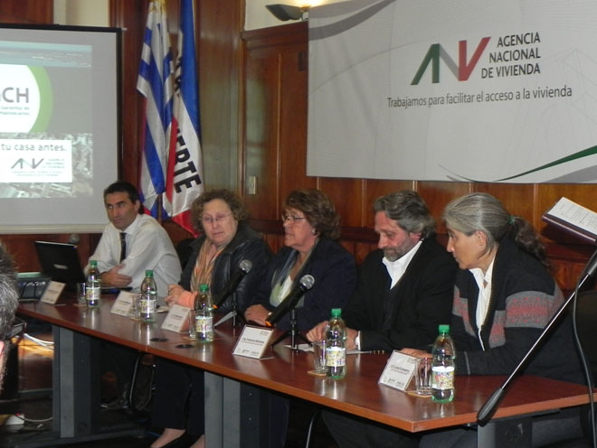 De izquierda a derecha: Ec. Nicolás Ponce de León (Gerente División Mercado Financiero ANV), Dra. Adriana Rodríguez (Presidenta CND), A.S. Cristina Fynn (Presidenta ANV), Arq. Francisco Beltrame (Ministro de Vivienda) y A.S. Lucía Etcheverry (Directora DINAVI).