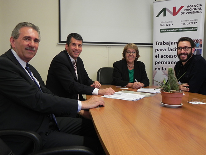 De izquierda a derecha: Cr. Alberto Waizman (Subgerente General Discount Bank), Cr. Mauricio Pelta (Director & CEO Discount Bank), A.S. Cristina Fynn (Presidenta ANV), Ec. Claudio Fernández Caetano (Vicepresidente ANV)