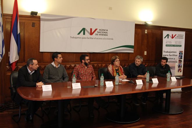 De izquierda a derecha: Cr. Gustavo Marton (Gerente General ANV), Arq. Pablo Pelufo (Departamento de Comcercialización ANV), Ec. Claudio Fernández Caetano (Vicepresidente ANV), A.S. Cristina Fynn (Presidenta ANV), Jorge González (Presidente de la Cooperativa de Trabajadores Cerámicos de Empalme Olmos) y Andrés Soca (Secretario de la Cooperativa).