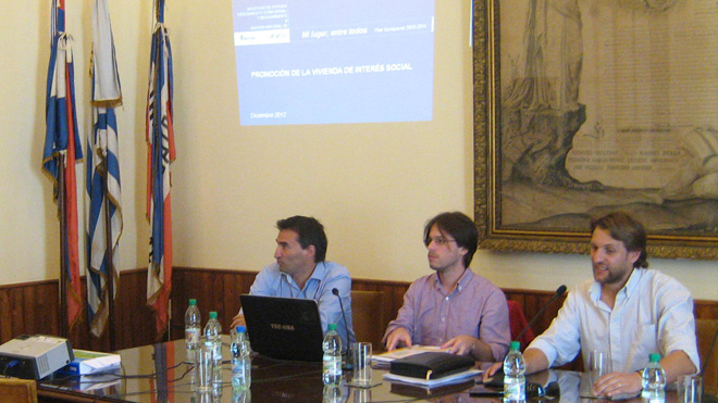 De izquierda a derecha: Ec. Nicolás Ponce de León (Gerente de División Mercado Financiero), Cr. Martín Melendez (Oficina del Inversor ANV) y el Dr. Marcos Pérez (Director de Urbanismo y Vivienda de Florida).
