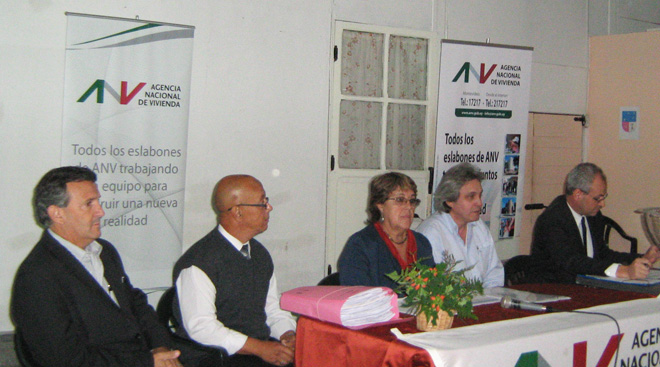 De izquierda a derecha: Sr. Jorge Queiroz (Gerente de División Sucursales ANV), Sr. José Omar Pose (Gerente de Sucursal Nueva Helvecia), A.S. Cristina Fynn (Presidenta ANV), Sr. Darío Brugman (Alcalde Juan Lacaze) y Esc. Supernumerario Álvaro Naviliat.
