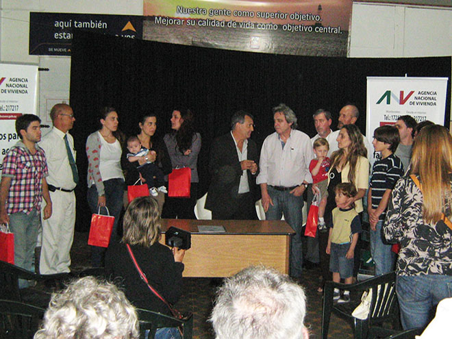 Autoridades de la ANV, junto a adjudicatarios de las viviendas.