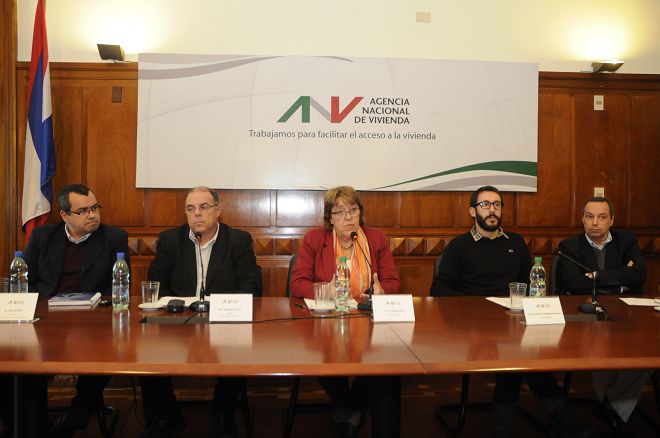 De izquierda a derecha: Ec. Daniel Nion (Gerente de Área Financiamiento y Mercado Inmobiliario), Arq. Gerardo Calvar (Gerente de División Mercado Inmobiliario ANV), A.S. Cristina Fynn (Presidenta ANV), Ec. Claudio Fernández Caetano (Vicepresidente ANV) y Cr. Gustavo Marton (Gerente General ANV).