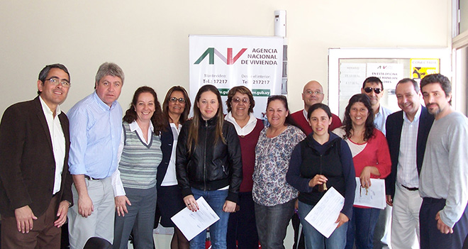Autoridades de la ANV, junto a adjudicatarios de las viviendas.