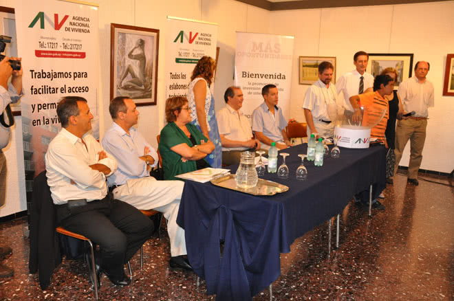 De izquierda a derecha: Jorge Queiroz (Gerente Sucursales ANV), Cr. Gustavo Marton (Gerente General ANV), A.S. Cristina Fynn (Vicepresidenta ANV), Adriana Peña (Intendenta Lavalleja), José Bruno (Director ANV), Mario García (Diputado), Pablo Mazzoni (Diputado), funcionarios ANV y un niño que colaboró en el sorteo. Foto: Raúl Vernengo (Comunicación ANV)