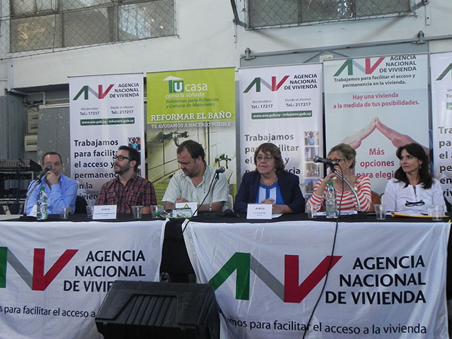 De izquierda a derecha: Cr. Gustavo Marton (Gerente General ANV), Ec. Claudio Fernández Caetano (Vicepresidente ANV), Gabriel Otero (Alcalde del Municipio A), A.S. Cristina Fynn (Presidenta ANV) y las escribanas Diana Ferreyra y Silvia López (División Notarial ANV).