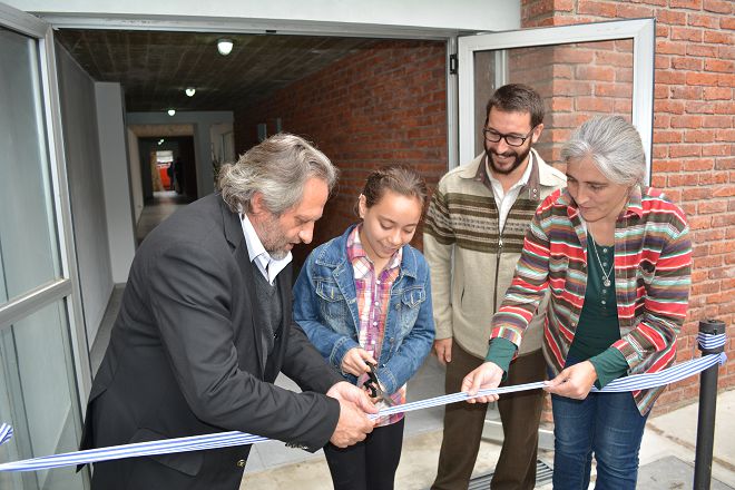De izquierda a derecha: Arq. Francisco Beltrame (Ministro de Vivienda), Ec. Claudio Fernández Caetano (Vicepresidente ANV), A.S. Lucía Etcheverry (Directora Nacional de Vivienda).