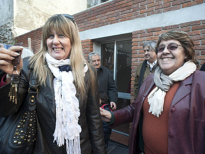La Presidenta de la ANV A. S. Cristina Fynn junto a una adjudicataria de una de las viviendas.