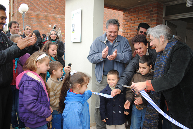 La Directora Nacional de Vivienda A.S. Lucía Etcheverry cortando la cinta inaugural.