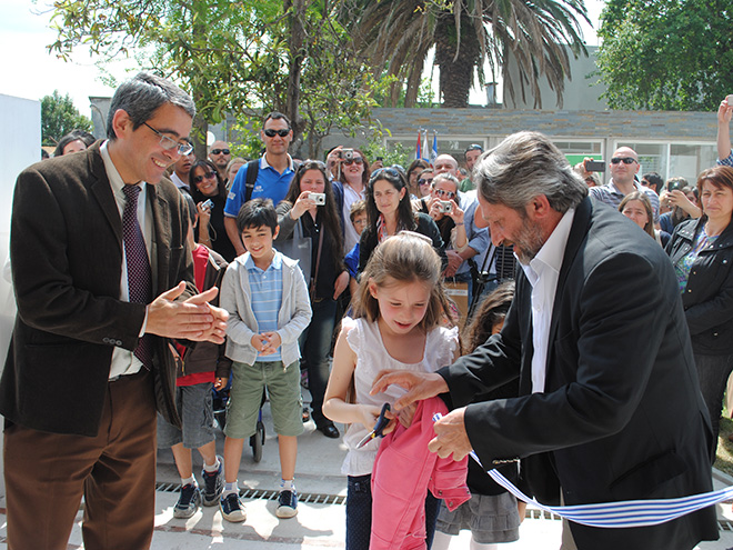 De izquierda a derecha: Arq. Ariel Beltrand (Gerente de Área Programas Habitacionales de la ANV), Arq. Francisco Beltrame (Ministro del MVOTMA), junto a adjudicatarios de las viviendas.
