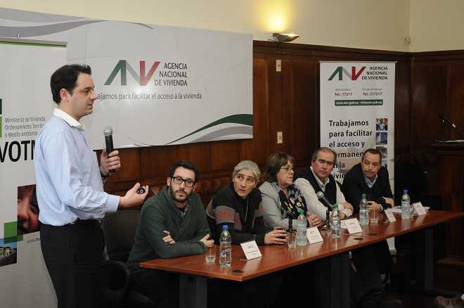 De izquierda a derecha: Lic. Diego Piñeiro (Asesor Depto Comunicación), Ec. Claudio Fernández Caetano (Vicepresidente ANV), A. S. Lucía Etcheverry (Directora Nacional de Vivienda), A. S. Cristina Fynn (Presidenta ANV), Juan José Bruno (Director ANV) y Cr. Gustavo Marton (Gerente General).