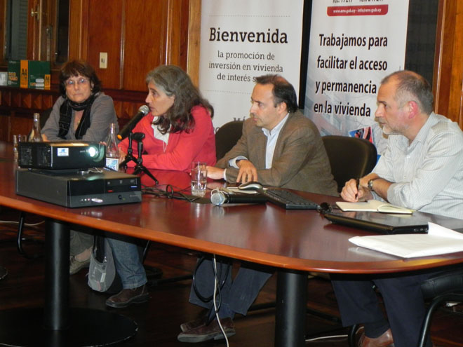 Arq. Noemí Alonso (Directora de División Tierras y Hábitat - Intendencia de Montevideo), A.S. Lucía Echeverry (Directora de DINAVI - MVOTMA), Ec. Carlos Mendive (Presidente ANV), Arq. Federico Bervejillo (Consultor del Programa de Revitalización de Ciudad Vieja)