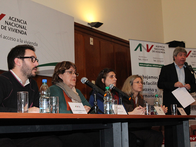 De izquierda a derecha: Ec. Claudio Fernández Caetano (Vicepresidente ANV), A.S. Cristina Fynn (Presidenta ANV), Cra. Ana Salveraglio (Presidenta BHU), Cra. Laura Morixe (Gerente Comercial BHU) y Juan Carlos Felmenosi (Jefe de Departamento de Comercialización ANV).