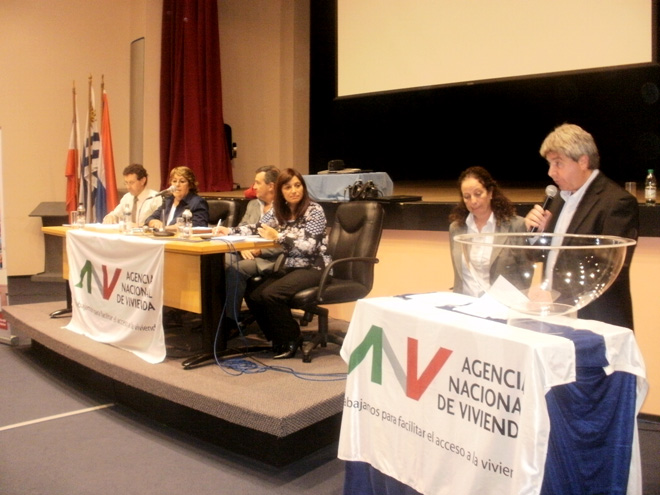 De izquierda a derecha: Sr. Alberto Aguiar (Gerente de Sucursal ANV Canelones), A. S. Cristina Fynn (Presidenta ANV), Sr. Jorge Queiroz (Gerente de Sucursales ANV), Esc. Laura Varela, Sra. Mabel Rivero (Mercado Inmobiliario ANV) y Sr. Juan Carlos Felmenosi (Jefe de Departamento Mercado Inmobiliario).