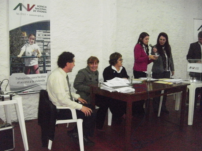 De izquierda a derecha: Sr. Alberto Aguiar (Gerente de Sucursal ANV Canelones), Dra. Marcela Brignoni (Coordinadora Área Metropolitana del MVOTMA) , A. S. Cristina Fynn (Vicepresidenta ANV), Esc. Claudia Cedrani, Sra. Rosa Pérez (Dpto. de Comercialización ANV) y Sr. Juan Carlos Felmenosi (Jefe del Dpto.de Comercialización ANV).