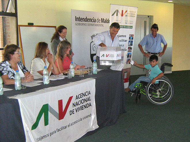 De izquierda a derecha: A.S. Cristina Fynn (Presidenta ANV), Ana Muñiz (Gerenta de la Oficina Técnica de Maldonado), Escribana Silvia Alzugaray, Mabel Rivero (Mercado Inmobiliario), Jorge Queiroz (Gerente División Sucursales) y beneficiarios de la Categoría Capacidades Diferentes.