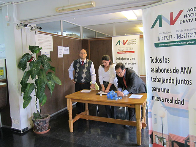 De izquierda a derecha: Coordinador de la Red de Sucursales y Oficinas de la ANV Liberto Cuello, Esc. Soledad Olveira y Gerente de Sucursal ANV Paso de los Toros Antonio Barrero.