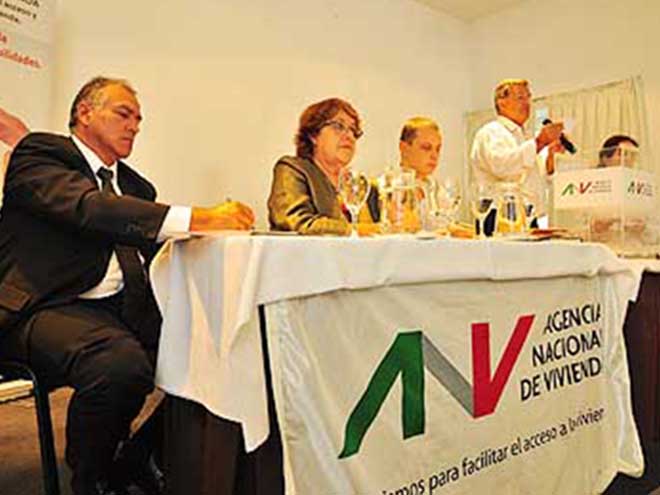 De izquierda a derecha: Gregorio Portela (Gerente de Sucursal ANV Paysandú), A.S. Cristina Fynn (Presidenta ANV), Esc. Juan Siazaro y Jorge Queiroz (Gerente División Sucursales). Fuente de la foto: Diario El Telégrafo (Paysandú).