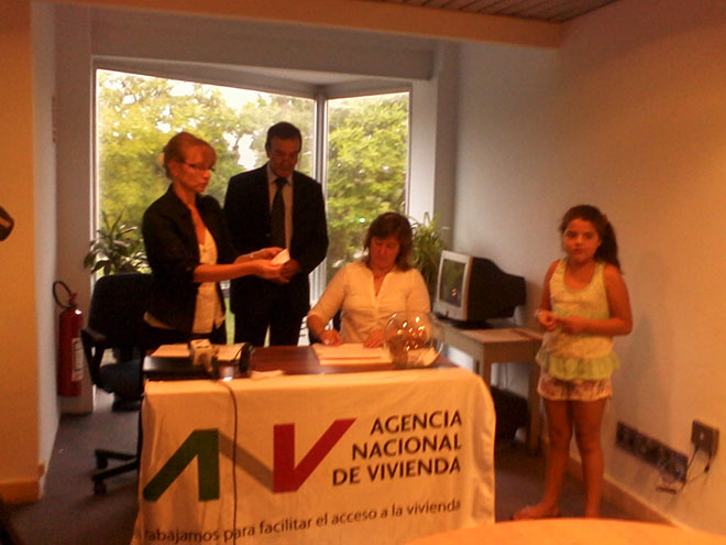 De izquierda a derecha: Esc. Adriana Fernández, Juan Pedro Estefan (Gerente de la Sucursal BHU) y María Solari (Funcionaria ANV).