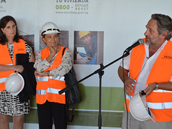De izquierda a derecha: Cra. Ana Salveraglio (Presidenta BHU), Arq. Eneida de León (futura Ministra de Vivienda) y Arq. Francisco Beltrame (actual Ministro de Vivienda)