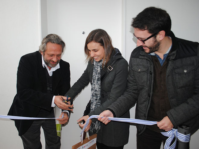 De izquierda a derecha: Arq. Francisco Beltrame (Ministro de Vivienda), Beneficiaria, Ec. Claudio Fernández Caetano (Vicepresidente ANV).