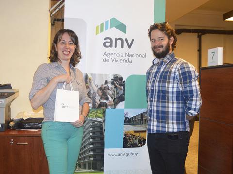 Familia recibiendo las llaves de su nuevo hogar.