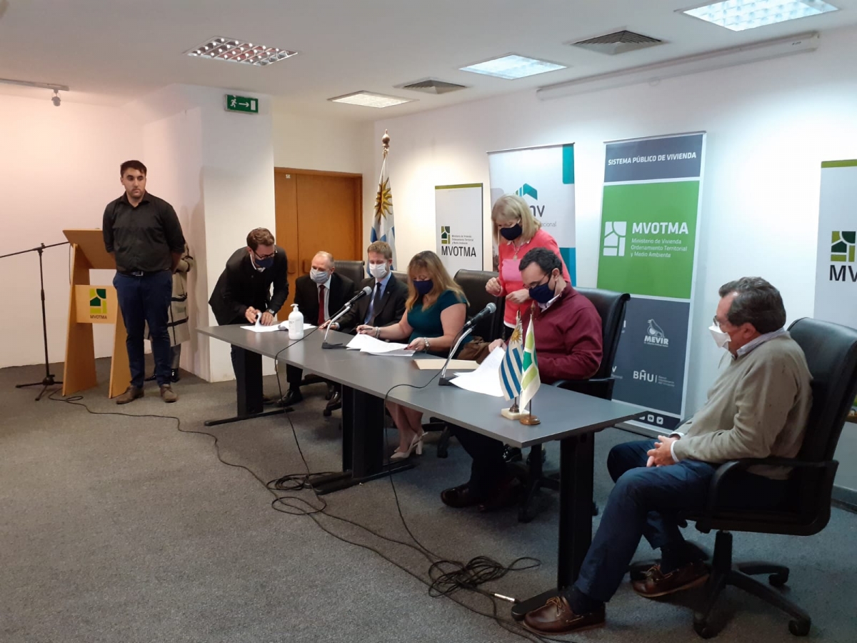 Claudio Fernández (ANV), Tabaré Hackenbruch (MVOTMA), Klaus Mill (ANV), Irene Moreira (MVOTMA), Pablo Bartol (MIDES) y Armando Castaingdebat (MIDES) firmando el convenio.