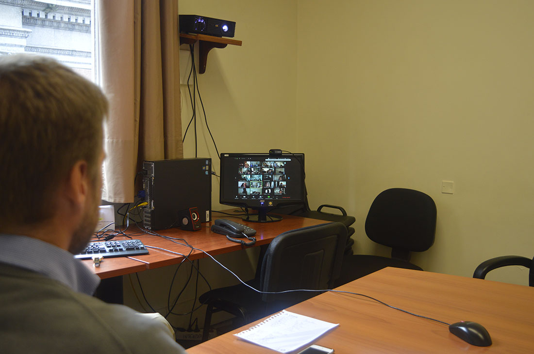 Presidente Klaus Mill en videoconferencia con funcionarios del interior.