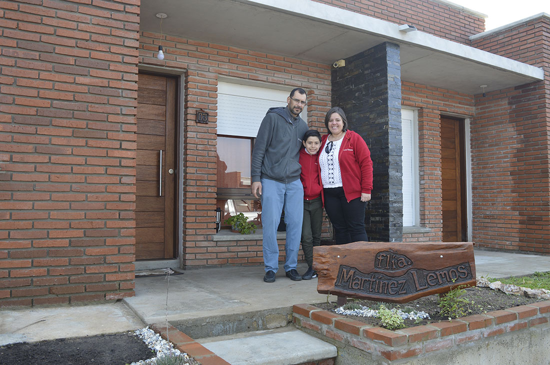 Juan Pablo, Verónica y Lucas en su nueva vivienda