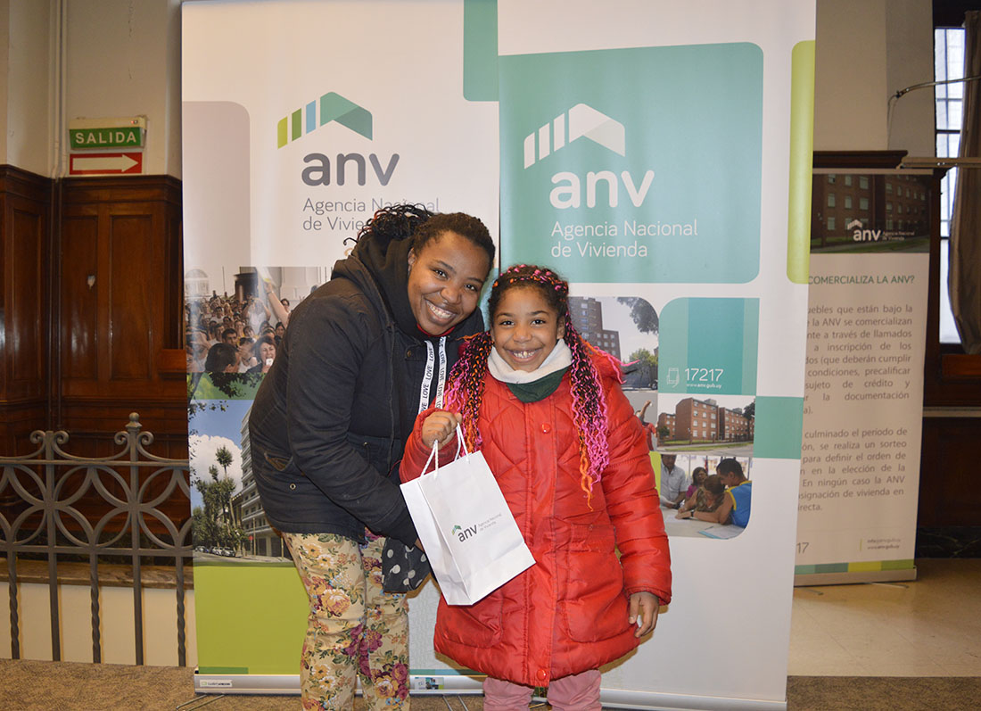 Andrea e Ivonne recibiendo las llaves de su vivienda