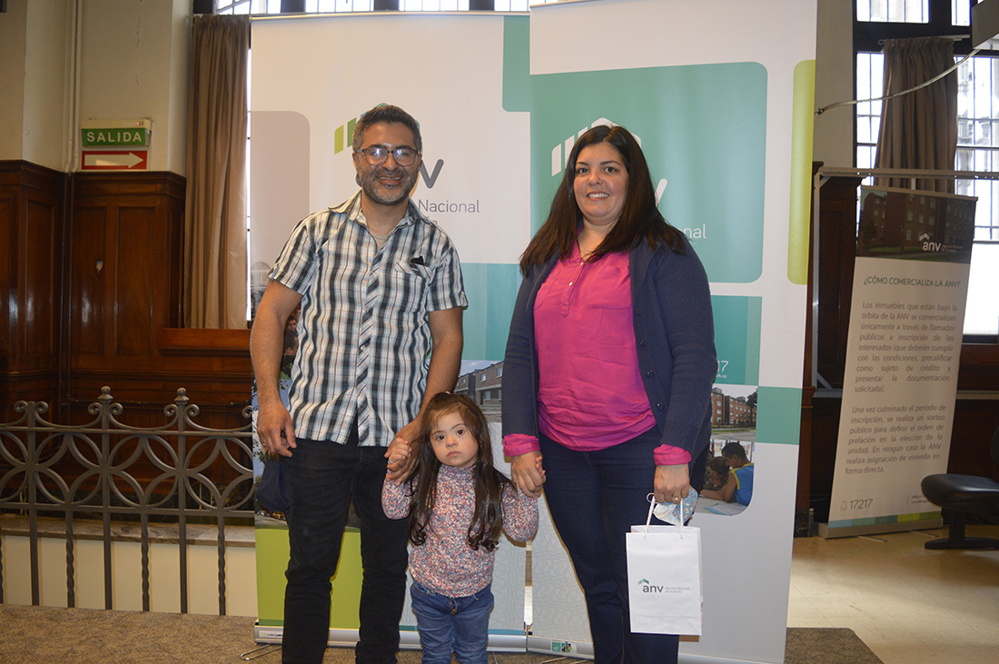 Schubert y María junto a su hija Paulina, recibiendo las llaves de su vivienda