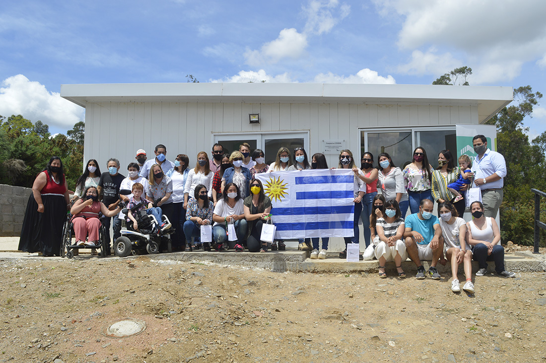 Cooperativistas frente al salón de usos múltiples