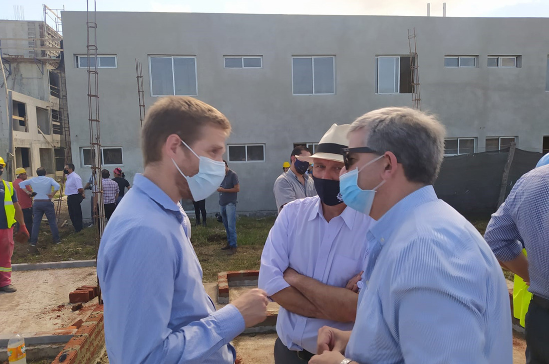 Presidente de la ANV dialogando con autoridades de Rivera.