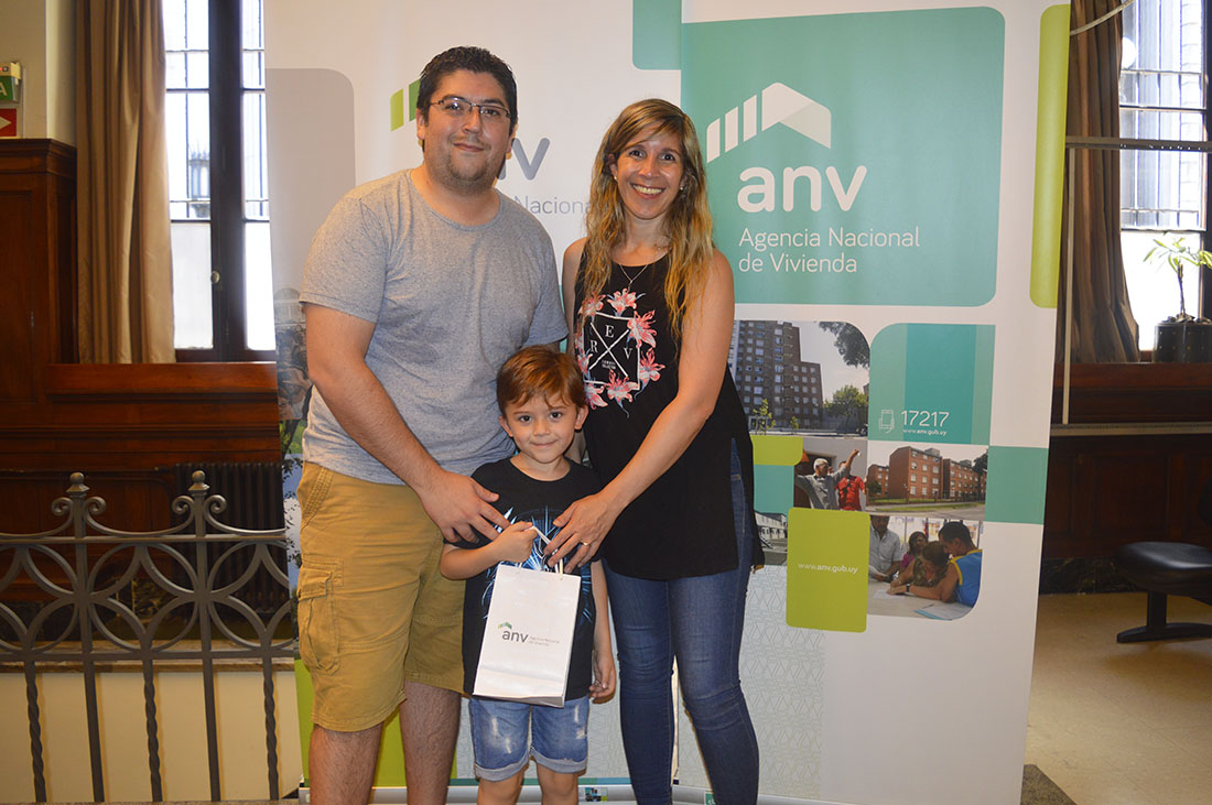 Virginia y Néstor recibiendo las llaves de su vivienda.