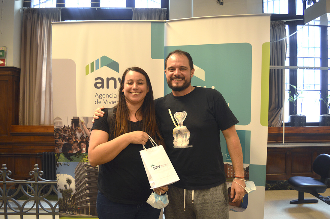 Tamara y Eugenio recibiendo las llaves de su vivienda