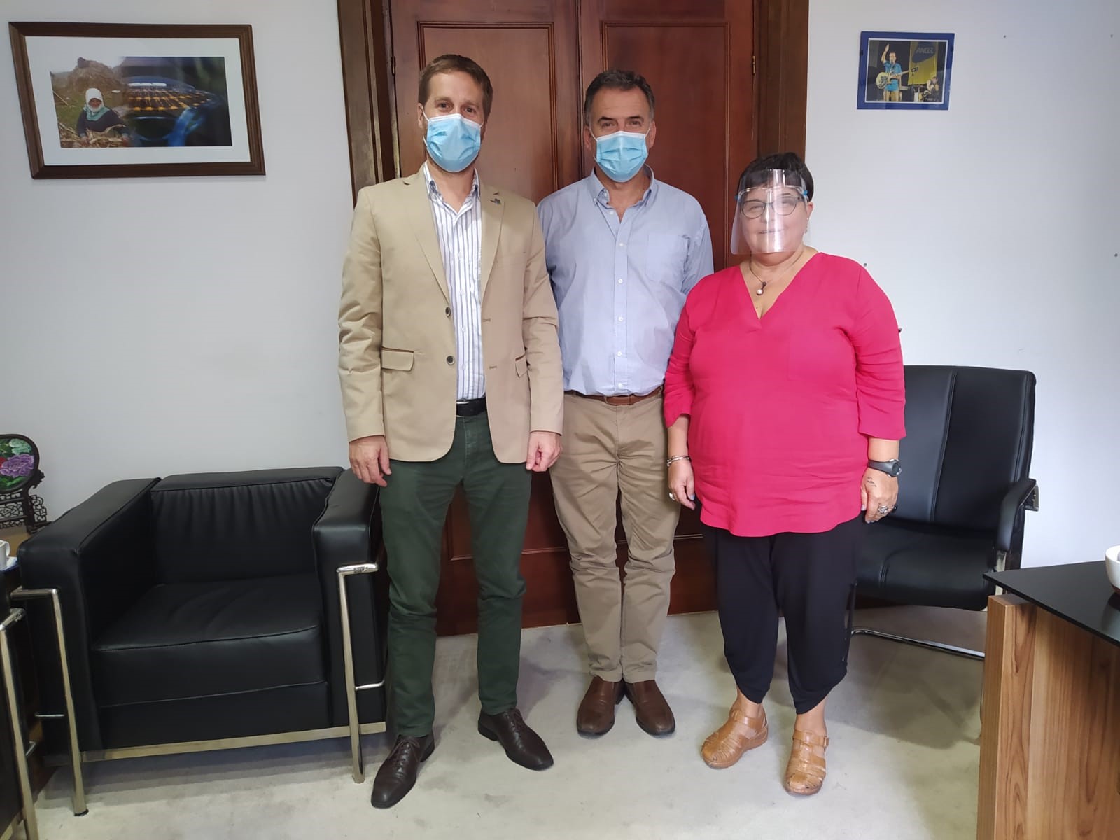 Klaus Mill junto a Yamandú Orsi y Loreley Rodríguez