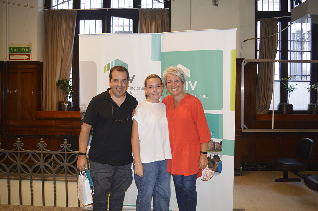 Lilián, José y su hija Romina al recibir las llaves