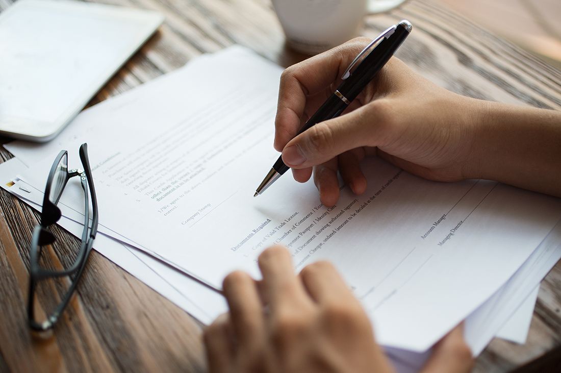 Una persona firmando un contrato