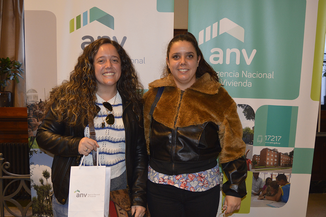 Lucía y Flavia recibiendo las llaves de su vivienda