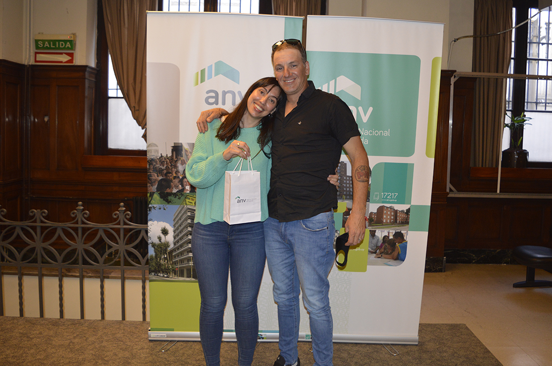 Mariana y Víctor recibiendo las llaves de su vivienda