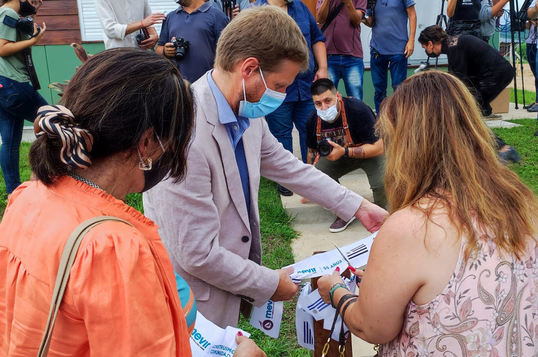 Presidente de la ANV y ministra de Vivienda cortando cinta de inauguración