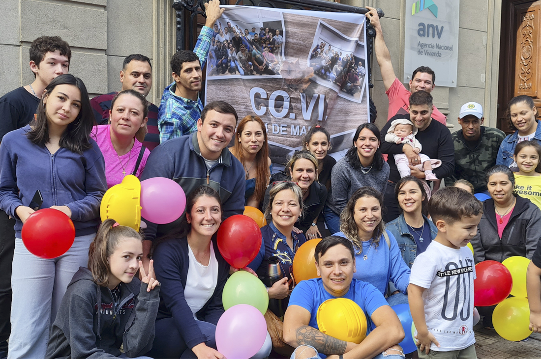 Integrantes de la cooperativa 14 de marzo celebrando la firma de su préstamo