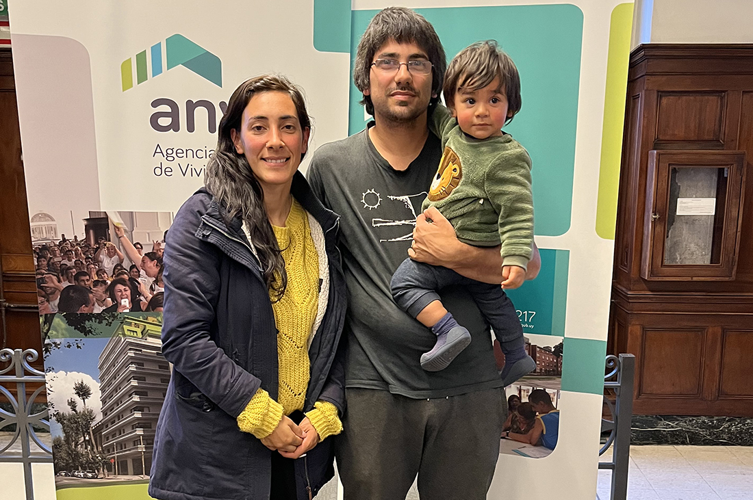 Paola, Enrique y Marco recibiendo las llaves de su nuevo hogar