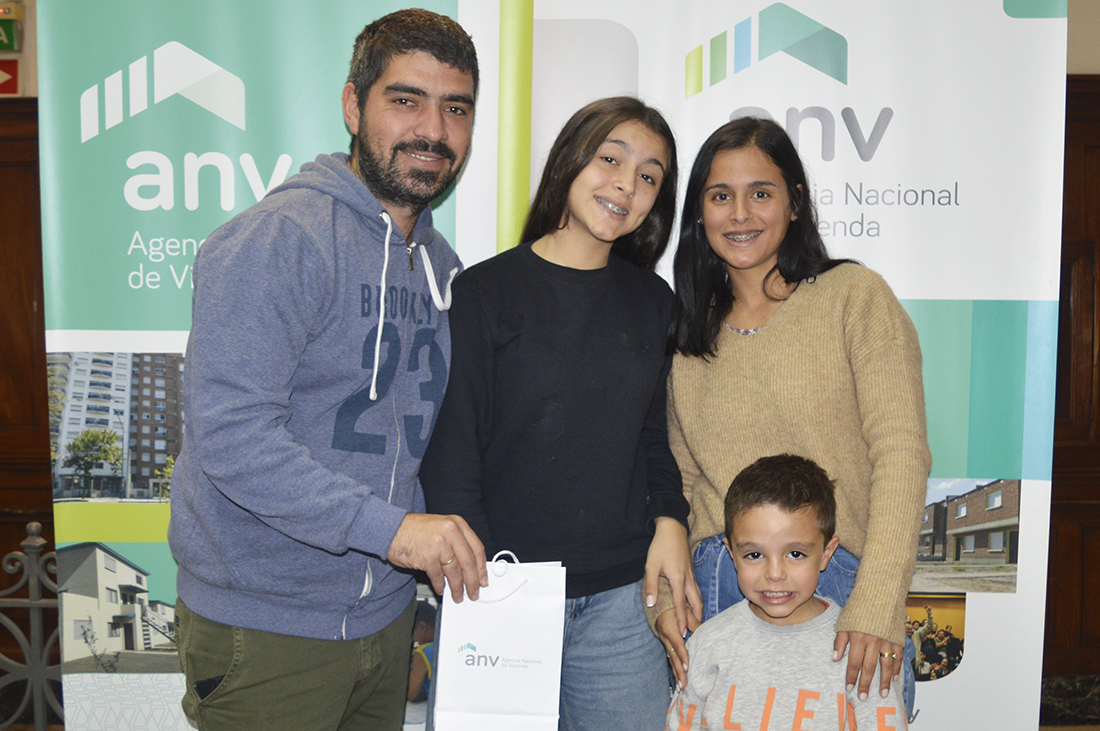 Adjudicatarios recibiendo las llaves de su vivienda