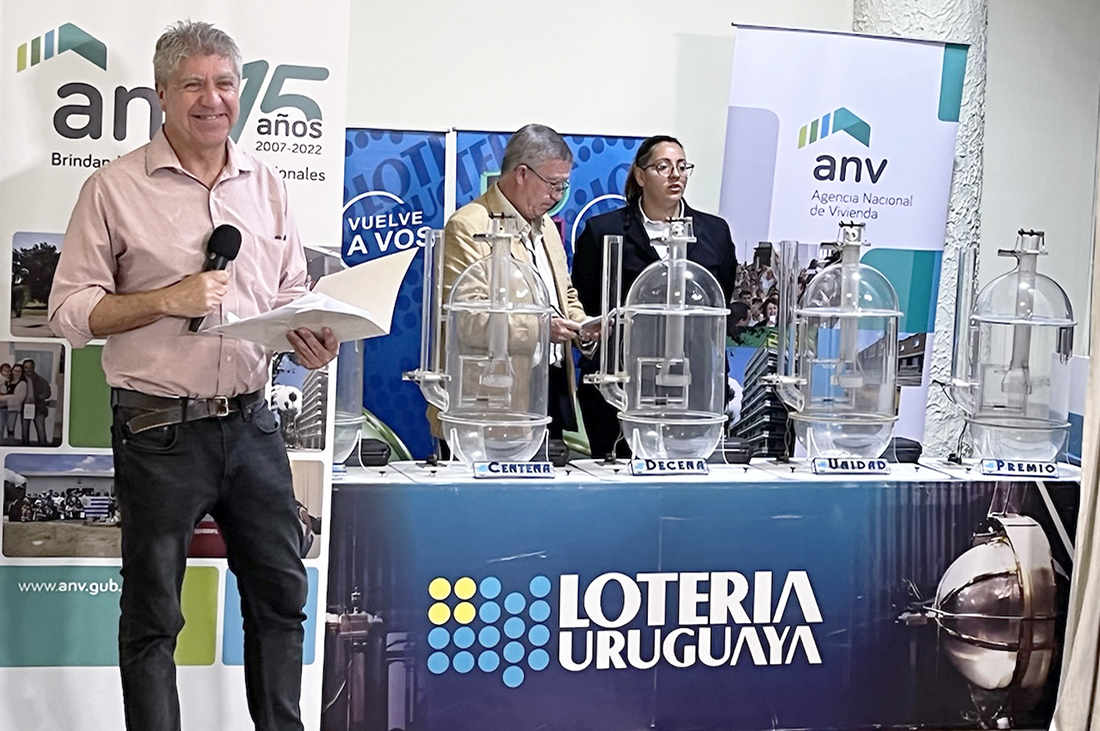 Autoridades de la ANV realizando el sorteo