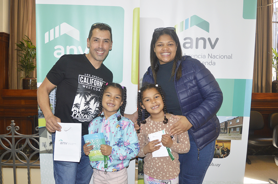 Adjudicataria con sus hijas