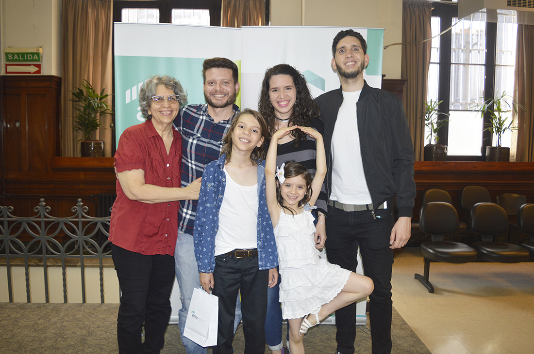 Ariana, Alexander, Alex e Isabela recibiendo las llaves de su vivienda