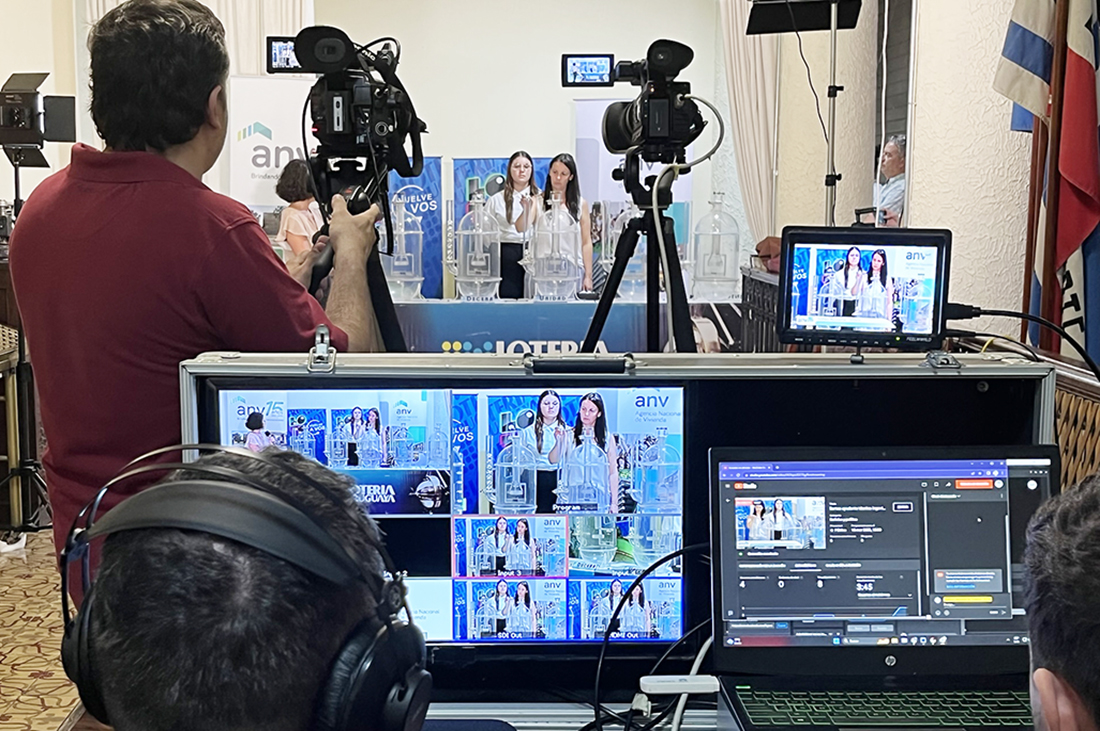 Equipo técnico transmitiendo el sorteo