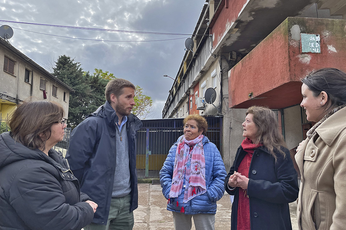 Klaus dialogando con vecinas del CH 42