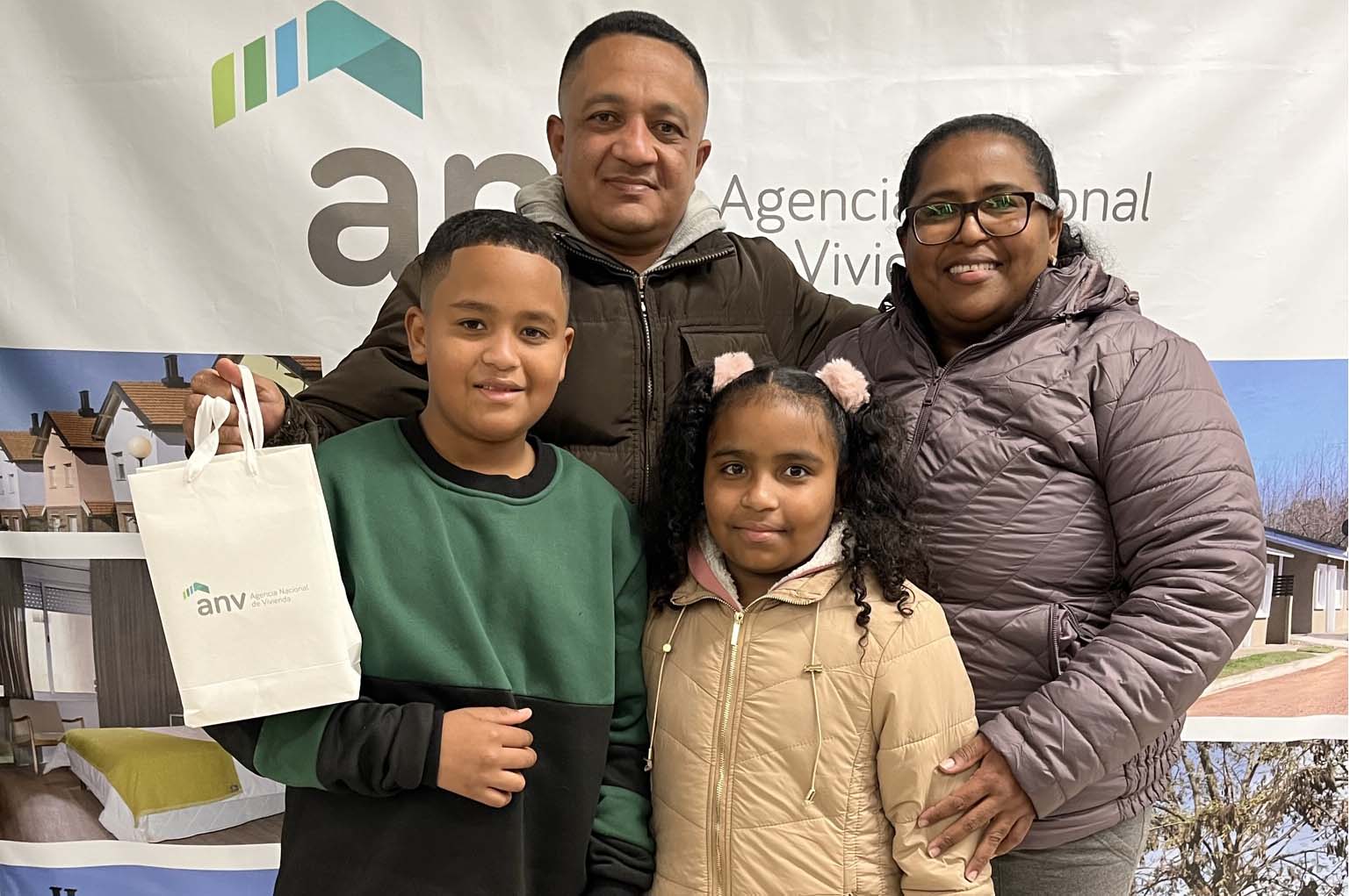 Adjudicatarios recibiendo las llaves de su vivienda